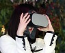 [포토] VR에 빠진 이진솔