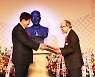 [역경의 열매] 김형석 (33) 안창호상·유일한상·인촌상.. 값진 상 연달아 수상