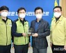 허태정 시장에게 감사패 전달하는 대전을지대병원 노조