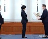 문재인 대통령, 박범계 법무부장관 배우자에 꽃다발 전달