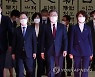 환담장으로 이동하는 문 대통령