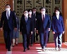 환담장으로 이동하는 문 대통령