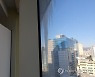 고층 건물 고드름 주렁주렁 '아찔'