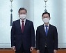 문 대통령, 박범계 장관과 기념촬영