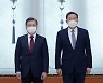 문 대통령, 황기철 국가보훈처장과 기념촬영