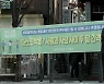 "거리두기 완화해야" vs "불안감 여전, 아직 섣불러"
