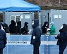 병원·직장 집단감염 지속..사흘째 400명대