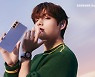 "믿고 보는 모델" 방탄소년단 뷔, 독보적 비주얼+감각적 포즈 빛난 삼성 갤럭시 화보