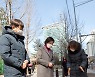 [포토]김수영 양천구청장, 서울 목운초등학교 앞 바닥 신호등 점검