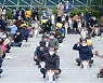 '세월호 7주기 추모 위해 광장에 모인 전주 시민들'