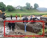 '탱크 함정'에 빠진 굴삭기..50대 가장 사망