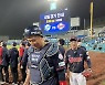 이대호 데뷔 첫 '포수 마스크'..롯데, 삼성에 승리
