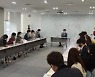 "코로나19 백신 2개사 임상 3상시 후보자 최대 10만 명 필요"