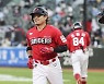 추신수, 고향 첫 홈런이 결승포..SSG, '유통대전' 위닝시리즈