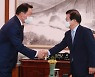 박병석 국회의장 "규제완화 고려"..최태원 "필요한 건 풀어야"