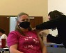 미 보건당국 "백신 접종자, 마스크 안 써도 된다"