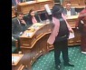 [영상] 기선제압하려?..의회서 갑자기 춤추는 의원