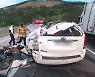 13톤 코일 떨어지며 승합차 덮쳐..9살 아이 사망