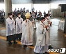 '韓 최초 교황청 장관' 유흥식 대주교 30일 바티칸行..'교황 방북' 가교 역할도