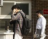 마스크 바꿔 착용하는 수험생들
