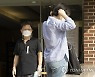 마스크 바꿔 착용하는 수험생들