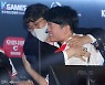 [포토] '보니' 끌어안은 최명원 감독 '우승이다'