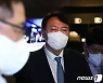 입장문 발표하는 최재형 바라보는 尹