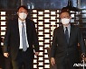 회동 마치고 호텔 나서는 윤석열·최재형