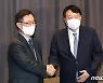윤석열·최재형, '국정원 개입 의혹' 공동 대응