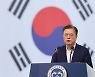 靑 "K-조선 부활 뒤엔 文의 과감한 정책 결단 있었다"