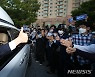 지지자들 앞에서 엄지손가락 치켜세운 이재명