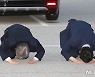 큰절하는 이재명, 김남국