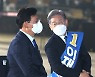 송영길 대표에게 말 건네는 이재명