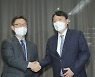 회동 마친 뒤 악수하는 윤석열-최재형