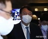 최재형 바라보는 윤석열