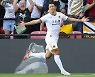황희찬 EPL 데뷔전 데뷔골.. '黃금시대' 서막을 열다