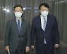 '긴급 회동' 가진 尹-최재형 "공수처 수사는 불법 대선 개입"