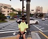 김지석, 얼굴 가려져도 완성되는 남친짤..남다른 각선미까지