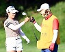 KB금융 2위 박현경 '부녀의 완벽 케미'[포토]