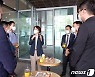 청년 창업기업 대표자와 대화하는 임혜숙 장관