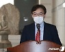 개막식 인사말하는 한수 공주박물관장