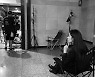 최지우, 흑백에도 화사한 예쁨..촬영장에서 가장 '빛나는 배우'