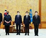 문 대통령 "호주와 전략적 소통 강화"..호주 외교·국방장관 접견