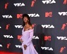 [할리우드IS] 'VMAs' 릴 나스 엑스, 쇄골 드러낸 파격 드레스