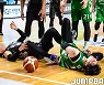 [JB포토] 2021 MG새마을금고 KBL컵대회, 부상으로 코트 바닥에 누워있는 DB 김종규와 상무 강상재