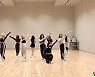 프로미스나인, 다채로운 안무 영상으로 즐기는 'Talk & Talk'..'콘텐츠 맛집' 입증