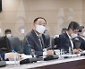 정부, 집값 상승 원인 '공급난 진단'.. 홍남기 "민간 역할 중요"
