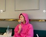 '전진♥' 류이서, 후드 쓰고 빵 먹는 모습이 로코 여주인공 느낌..너무 귀엽네