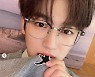 김요한, 상의 살짝 물고 남성美 물씬..잘생김이 지나치네