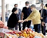 과일 구매하는 김기표 국민권익위 부위원장